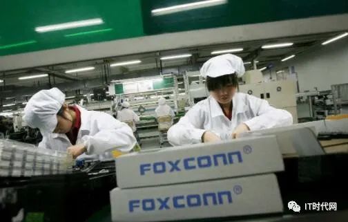 富士康转型阵痛 代工帝国告别“谨慎”，押注造车新赛道